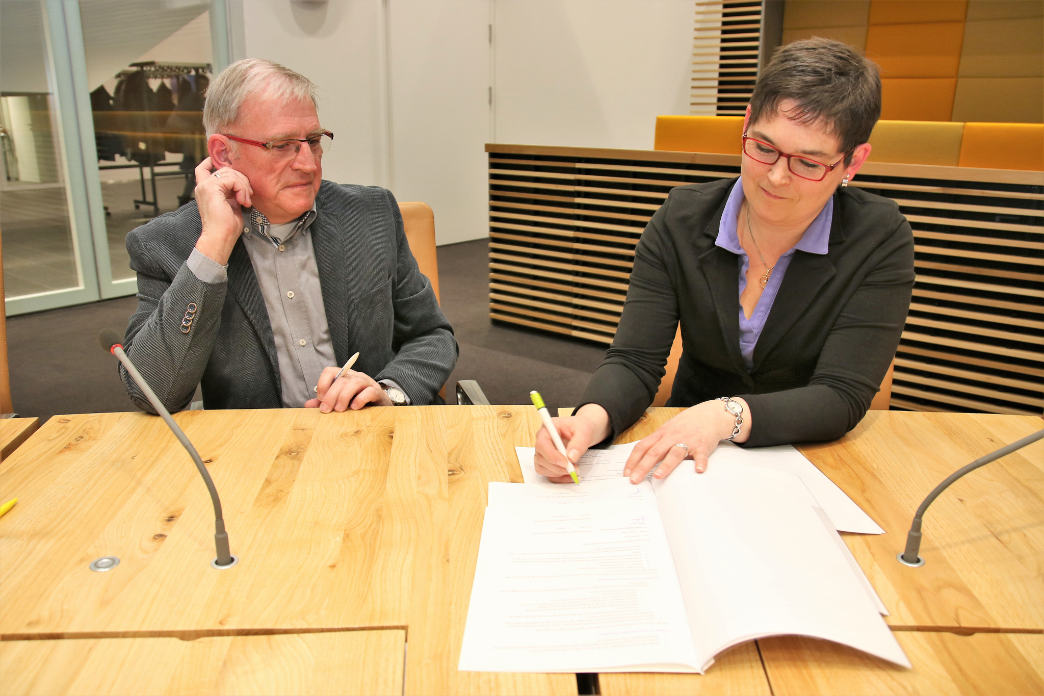 Albert Jan Altena en Gertie Rijkmans ondertekenden dit convenant namens de beide Plaatselijke Belangen Bruchterveld-Ebbenbroek
